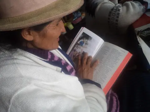 Leyendo la Biblia / Tayta Diospa shiminta lïgiyan