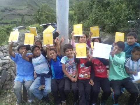 Niños aprendiendo Wanca/ Urucuna Wanca limayćhu yaćhayalcan