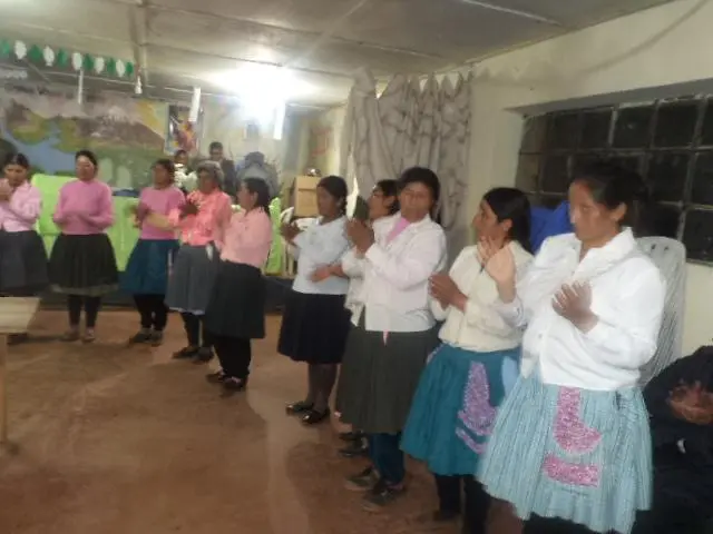 Mujeres alabando a Dios/Walmicuna Tayta Diosta alawayalcan